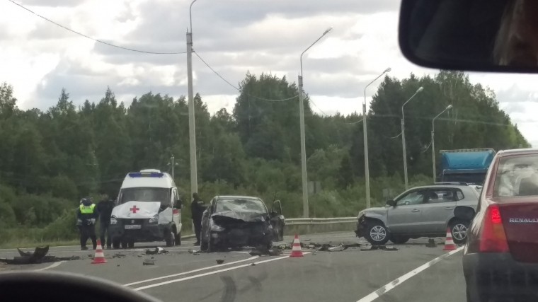 Машина скорой попала в массовое ДТП в Ленинградской области