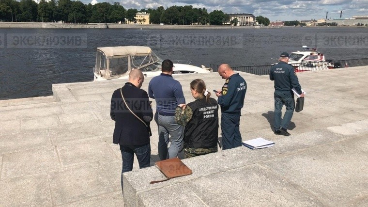 В Петербурге пассажиры чудом выжили после столкновения катера с мостом