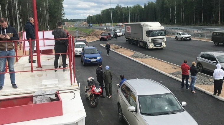«Бензина нет!»: Автомобилисты стали заложниками АЗС на трассе Москва — Петербург