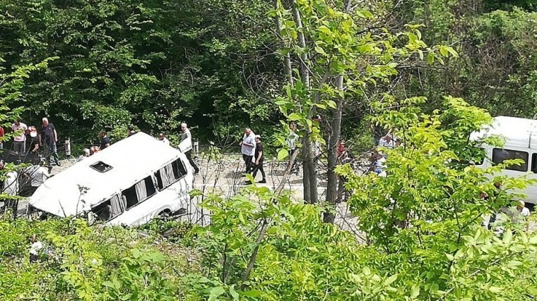 Четверо детей погибли после падения экскурсионного автобуса в овраг в Грузии
