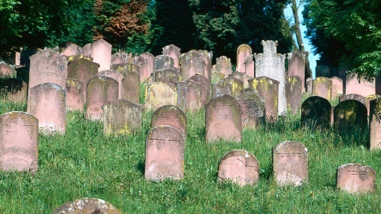Секс на костях: любвеобильную парочку застукали прямо на могиле в Британии