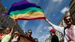 Европейские депутаты предложили Порошенко стать участником гей-парада в Киеве