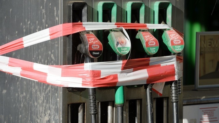 Шутки за сто: россиян напугали новой ценой за литр бензина