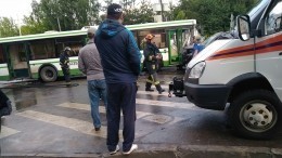 Внедорожник на полном ходу влетел в автобус на западе Москвы — видео