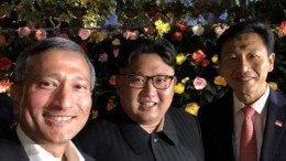 Фото дня: в ожидании Трампа Ким Чен Ын делает селфи с сингапурскими министрами