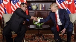 На встрече в Сингапуре Трамп и Ким Чен Ын впервые пожали друг другу руки