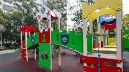 В Ханты-Мансийске рухнула новая детская площадка за 20 миллионов рублей — видео