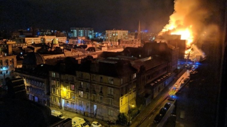 Шотландия в слезах: огонь полностью уничтожил здание школы искусств в Глазго