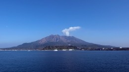 Видео: вулканический пепел поглотил японский остров