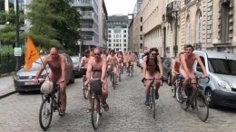 Три сотни совершенно голых велосипедистов смутили Брюссель — фото