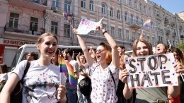 Видео: киевская полиция защищает митингующих геев от разъяренной толпы