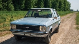 Фото: старенький Ford Escort Папы Римского уйдет с молотка за 300 тысяч долларов