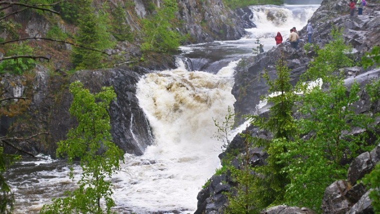 В Карелии турист сорвался в водопад при попытке сделать селфи