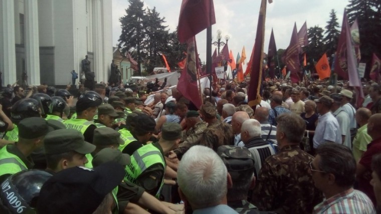 «Власть Украины неспособна решать проблемы страны» — эксперт о митингах в Киеве