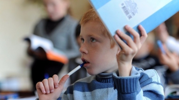 Российским школам предлагают начать отказываться от бумажных учебников