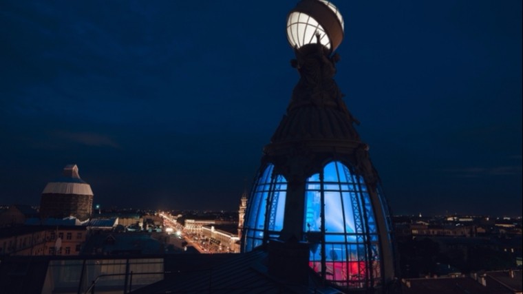 Купол дома «Зингера» в Петербурге поменял цвет в честь победы над сборной Египта