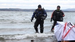 В озере под Челябинском ищут перевернувшегося на лодке рыбака — видео