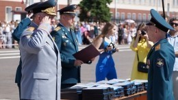 Выпускники российских военных училищ получают дипломы и погоны