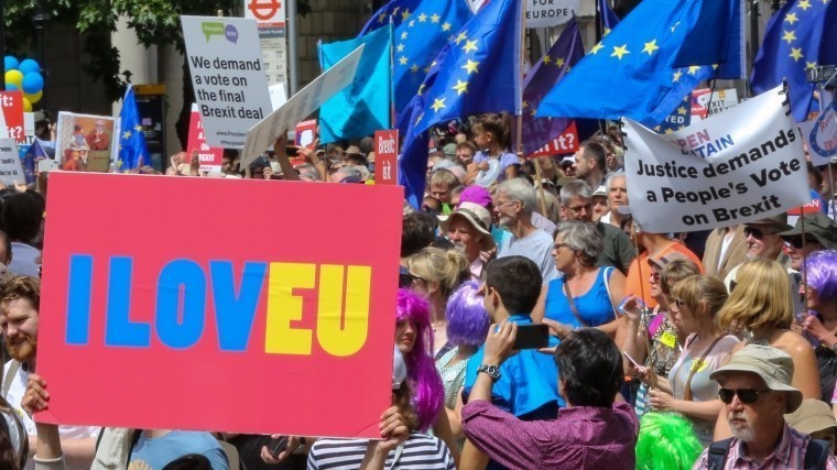 Более сотни тысяч противников Brexit вышли на улицы Лондона