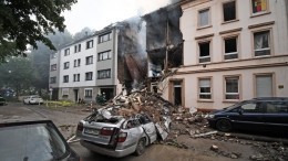 Видео: Пять человек пострадали при взрыве в жилом доме на западе Германии