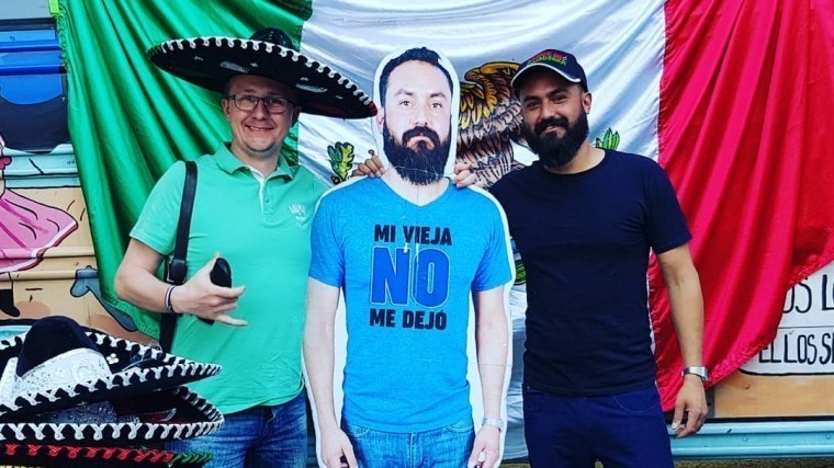 «Картонного мексиканца» забрали в полицию за пьяный дебош