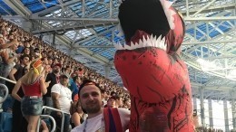 Болельщик в платье и кокошнике поколотил динозавра на матче ЧМ-2018