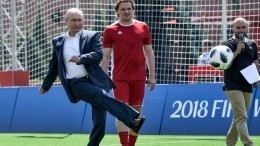 Видео: Владимир Путин сыграл в футбол на Красной площади в Москве