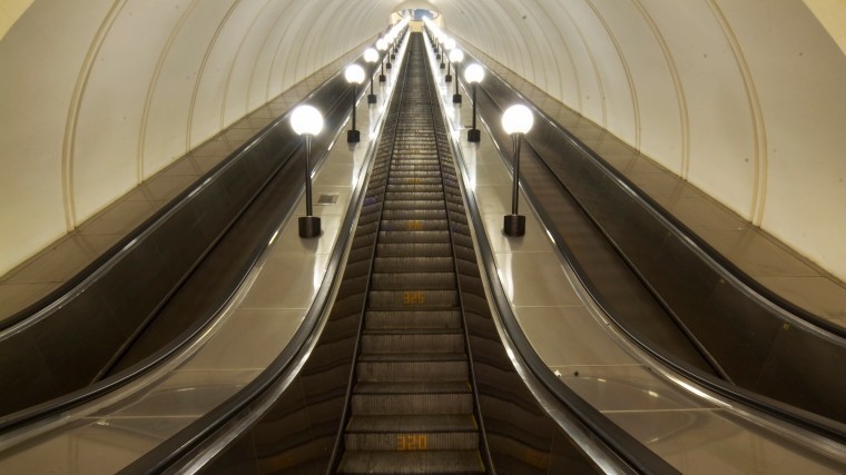 Мужик на эскалаторе в метро заглядывает красивым тёлкам под платья и юбки