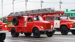 На севере Москвы полыхает автосервис — эксклюзивное видео