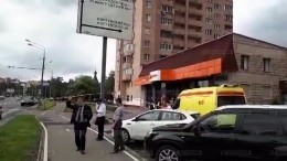 Пьяный, напавший с ножом на покупателей в «Дикси» в Москве, задержан — видео