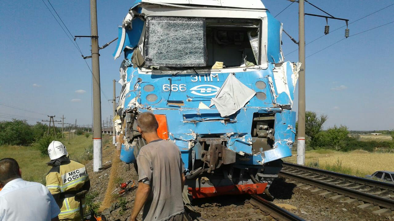 Кошмар машиниста. Эп1м-666 столкновение. Столкновение поезда в Ростовской области. Машинист грузового поезда.