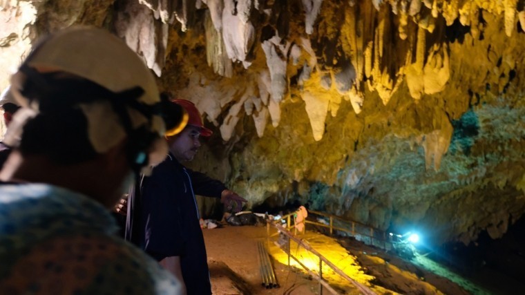 МЧС готово вызволить школьников из затопленной пещере в Таиланде