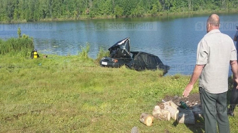 Автомобиль упал в озеро в Башкирии — погибли трое