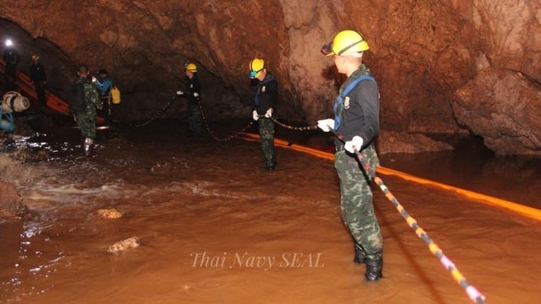 «Хотим поесть вкусной еды» — заложники пещеры в Таиланде написали письма близким