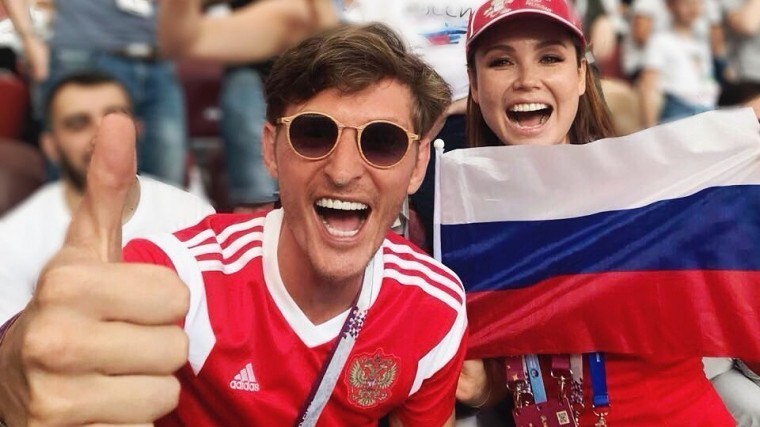 Усы надежды и фото в трусах: как российские звезды болеют за сборную