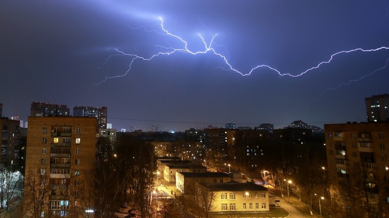 Москвичей предупредили о штормовом ветре и сильной грозе