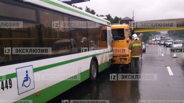 Пассажирский автобус попал в ДТП на МКАД — кадры с места