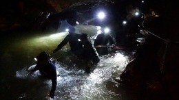 Дайверы отправляются за детьми в пещеру Кхао Лунг — видео и подробности операции
