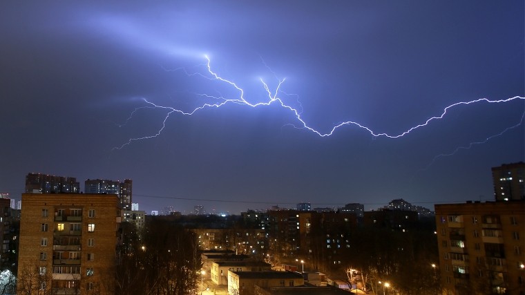 Синоптики предупреждают москвичей о грозе в понедельник