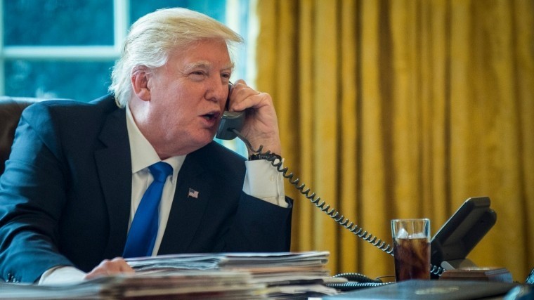 Трамп обозвал глупыми рекомендовавших не звонить Путину помощников