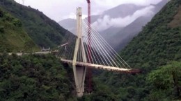 В Колумбии взрыв моста над каньоном глубиной в 300 метров сняли на видео