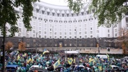 В Киеве автомобиль с депутатами Рады протаранил толпу митингующих — видео