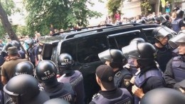 В сети появилось еще одно видео наезда нардепа на митингующих в центре Киева