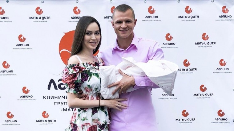 Фото: счастливый Дмитрий Тарасов забрал жену из роддома