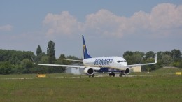 33 человека попали в больницу после падения давления в самолете Ryanair