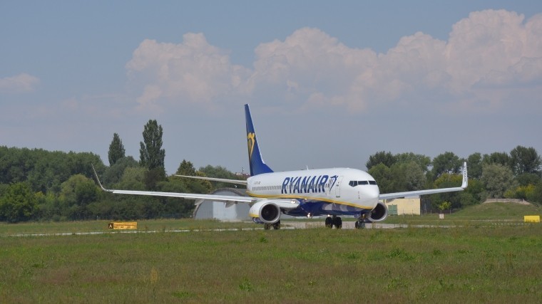 33 человека попали в больницу после падения давления в самолете Ryanair