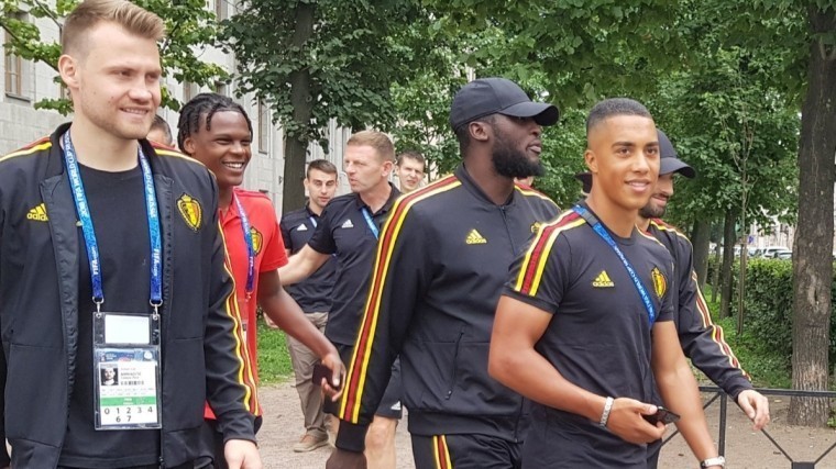 Бельгийские футболисты с англичанами погуляли по Петербургу