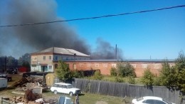 Первые кадры с места большого пожара на пилораме в Томской области