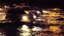 Проливные дожди затопили Волгоград: люди по пояс в воде выбирались из транспорта