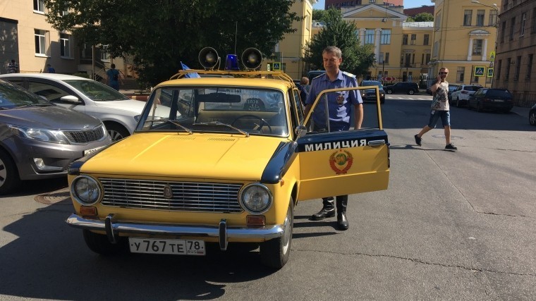 «Они возвращаются»: по улицам Петербурга ездит желтая милицейская «копейка»